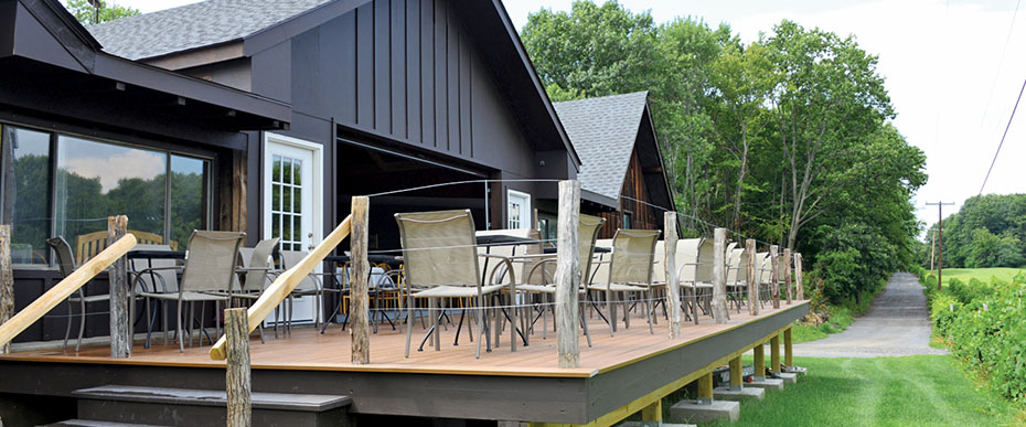 Image of outdoor seating area at Benmarl